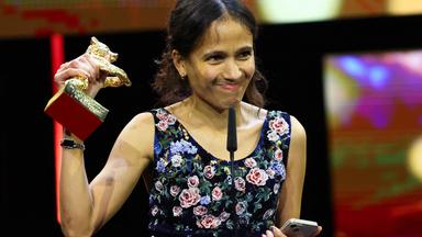Regisseurin Mati Diop erhält den Goldenen Bären für den besten Film für "Dahomey" während der Preisverleihung bei den 74. Internationalen Filmfestspielen Berlinale