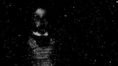 Schemenhafte, aus weißen Partikeln bestehende Figur eines Kindes vor schwarzem Hintergrund