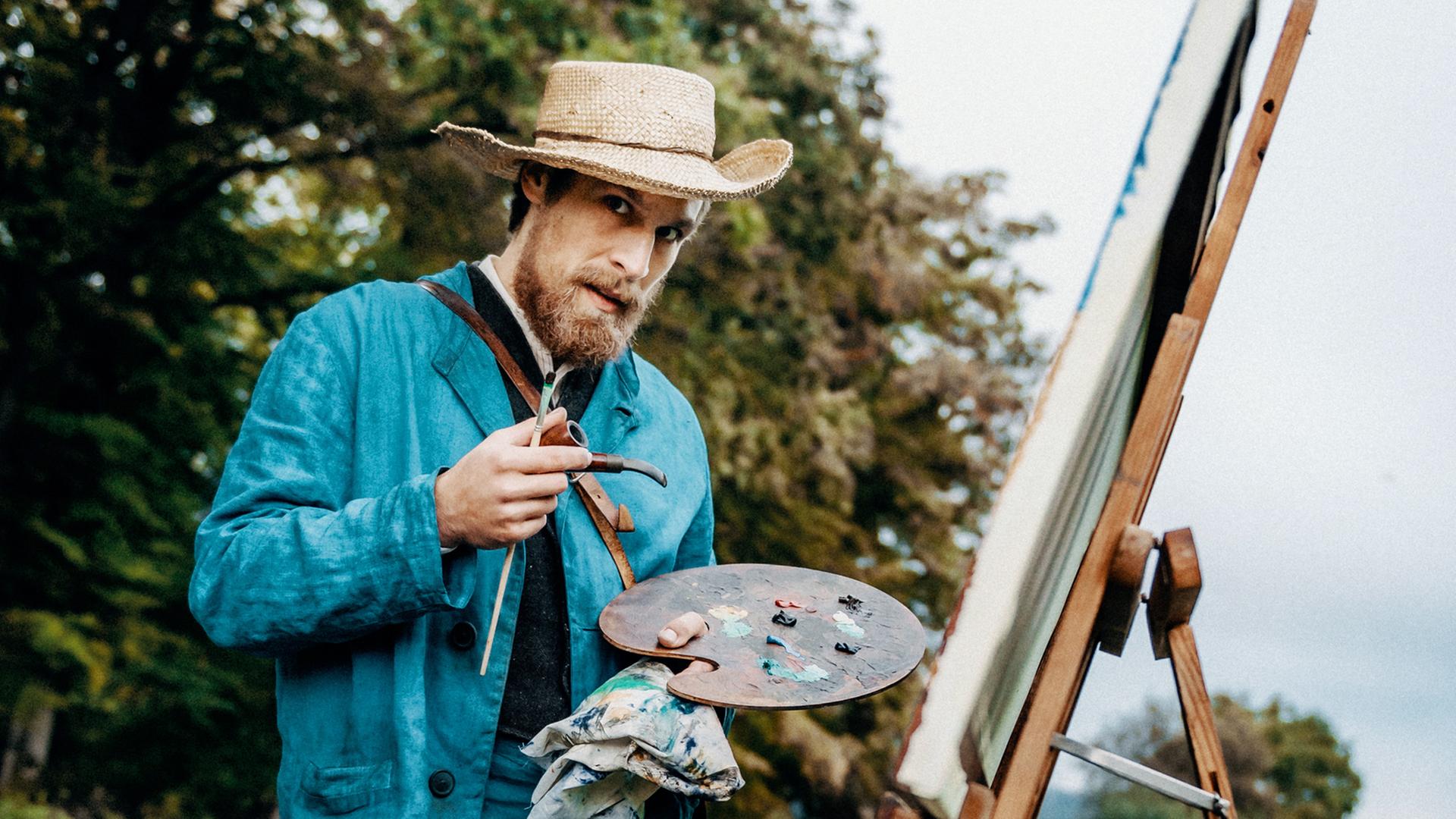 Spielszene: Vincent van Gogh (Jakob Tögel) steht in der Natur und malt auf eine Leinwand