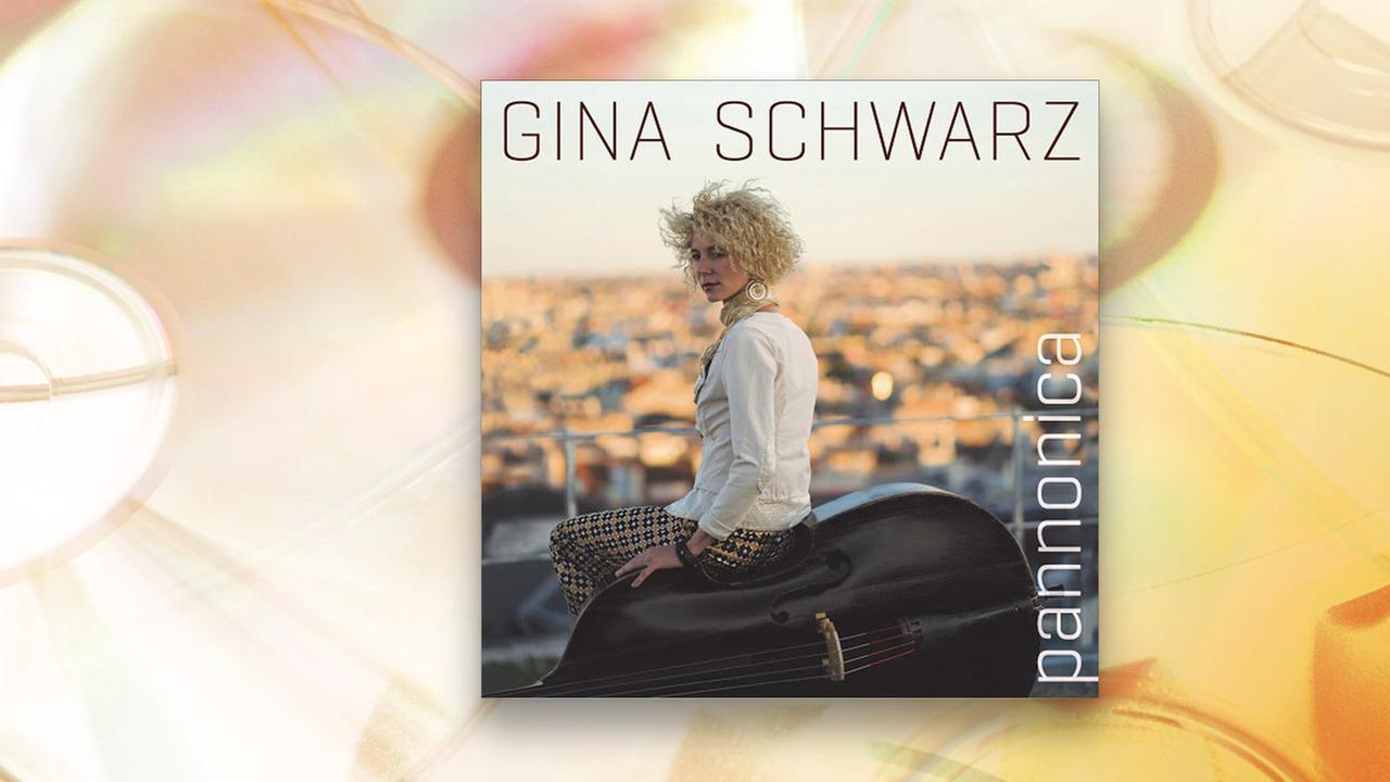 Ein Album-Cover zeigt eine Frau mit blonden Locken, die auf einem Auto sitzt.