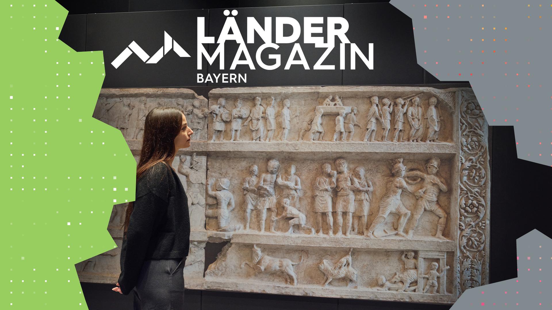Eine junge Frau steht vor einer Gladiatoren-Tafel der Archäologische Staatssammlung München