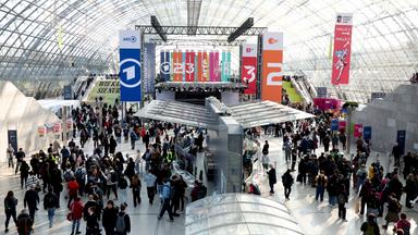  Am Eröffnungstag der Leipziger Buchmesse versammeln sich Besucher in den Leipziger Messehallen.
