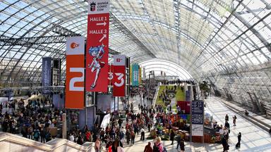 Am Eröffnungstag der Leipziger Buchmesse versammeln sich Besucher in den Leipziger Messehallen.