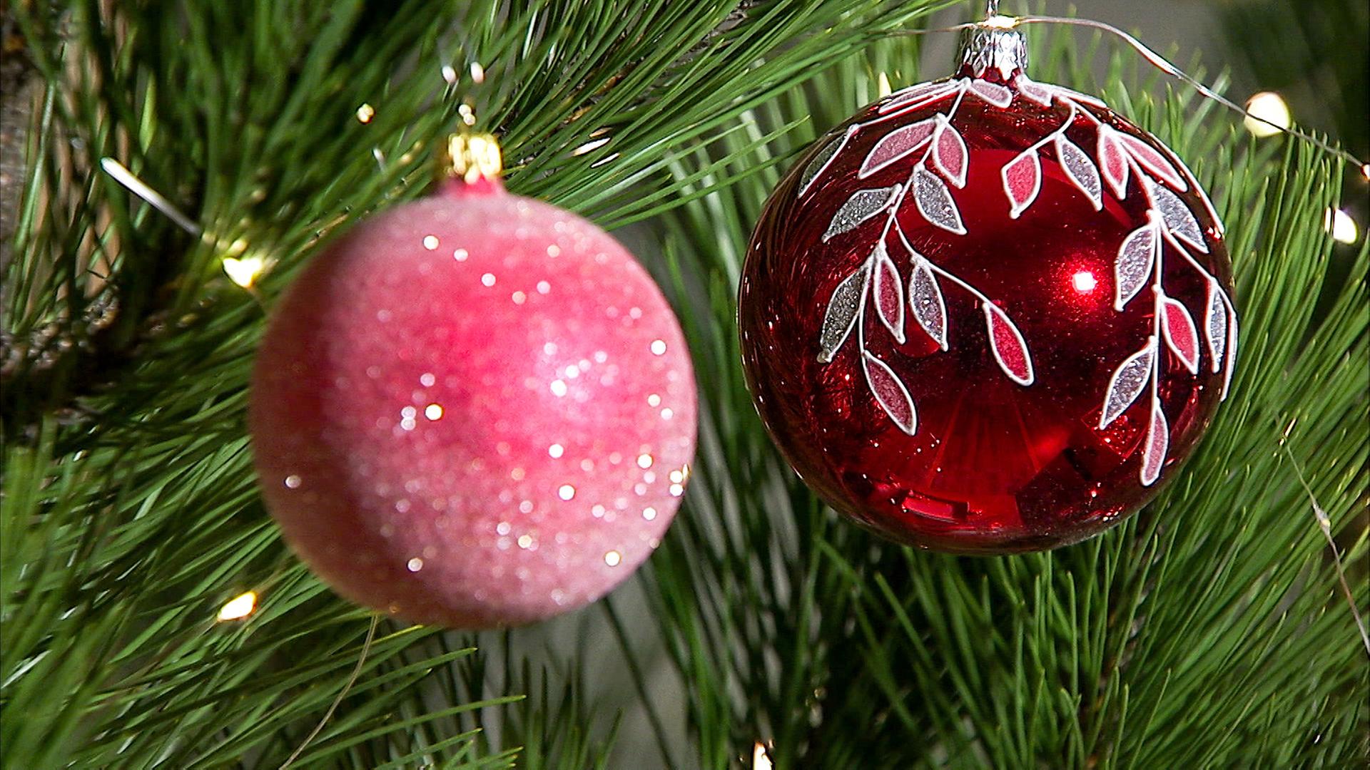  Ein festlich geschmückter Christbaum ist eine vielgeliebte Weihnachtstradition, auf die nur wenige verzichten wollen