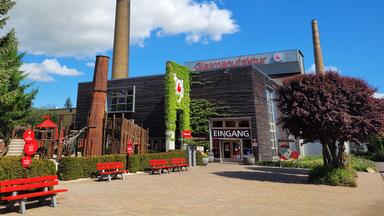 Außenansicht eines kleinen Industriegebäudes.