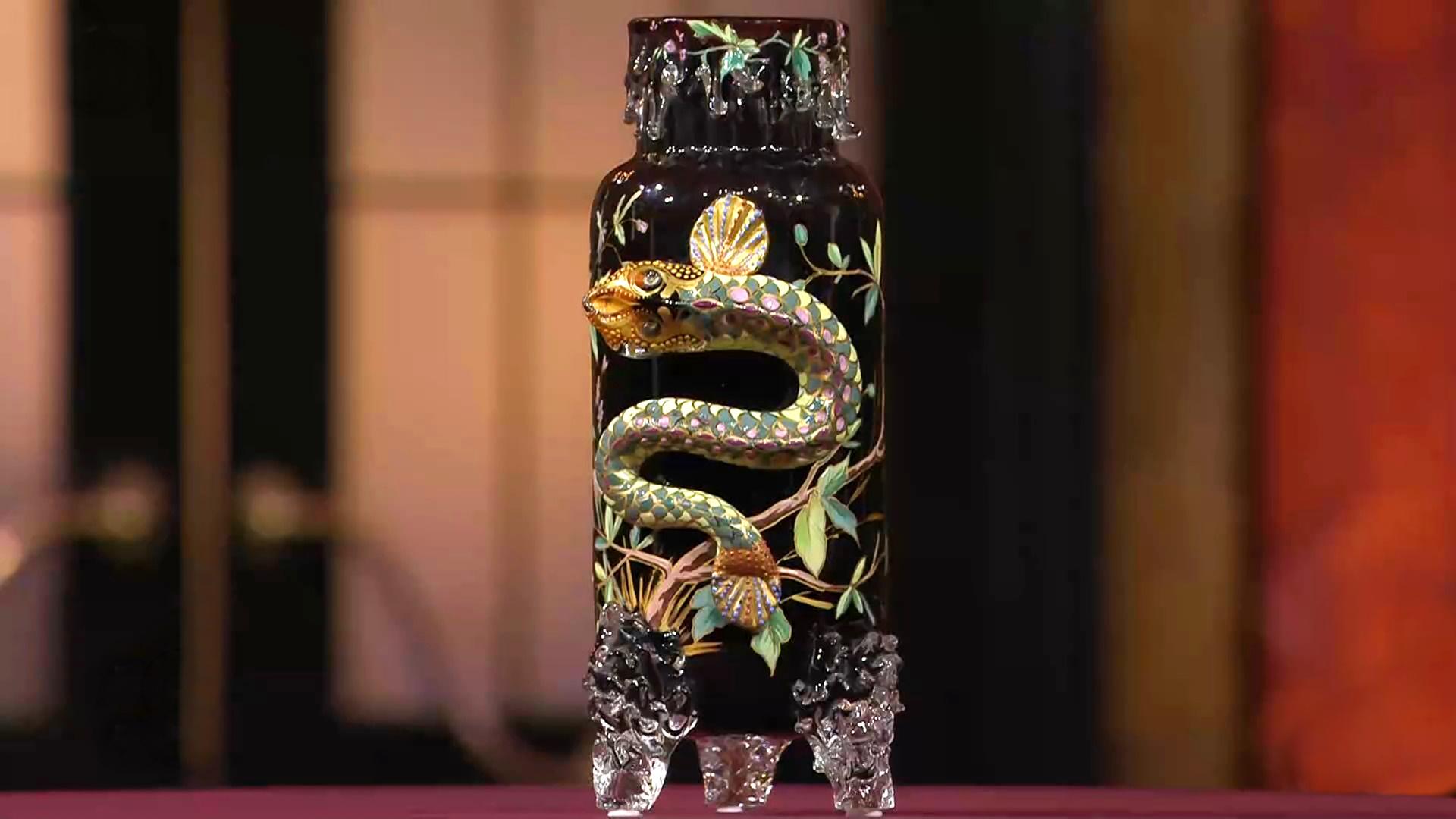 Reich verzierte Glasvase mit gold-grüner Echse