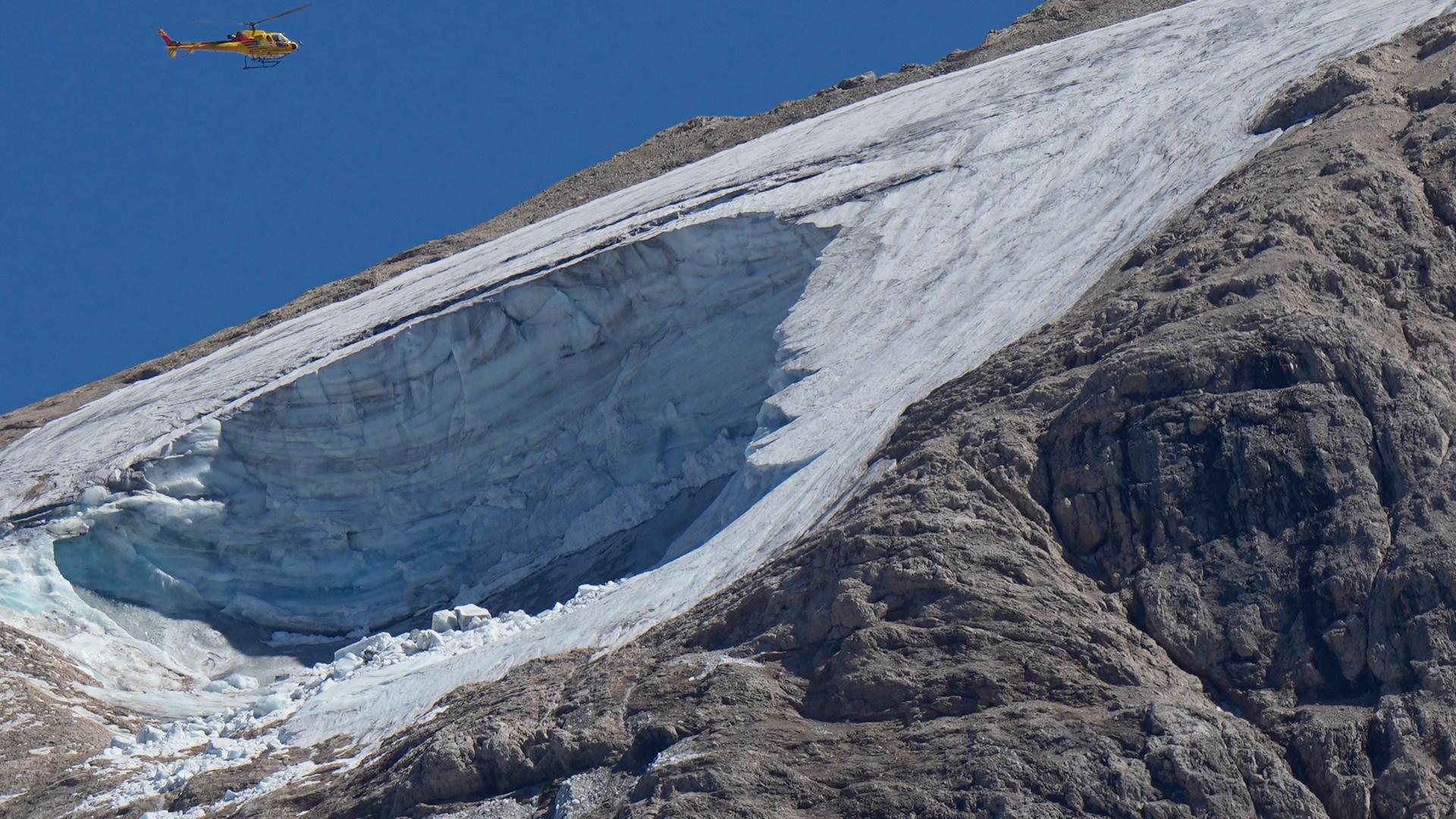 Gletschersturz in den Aplen - Großes Loch im Gletscher 