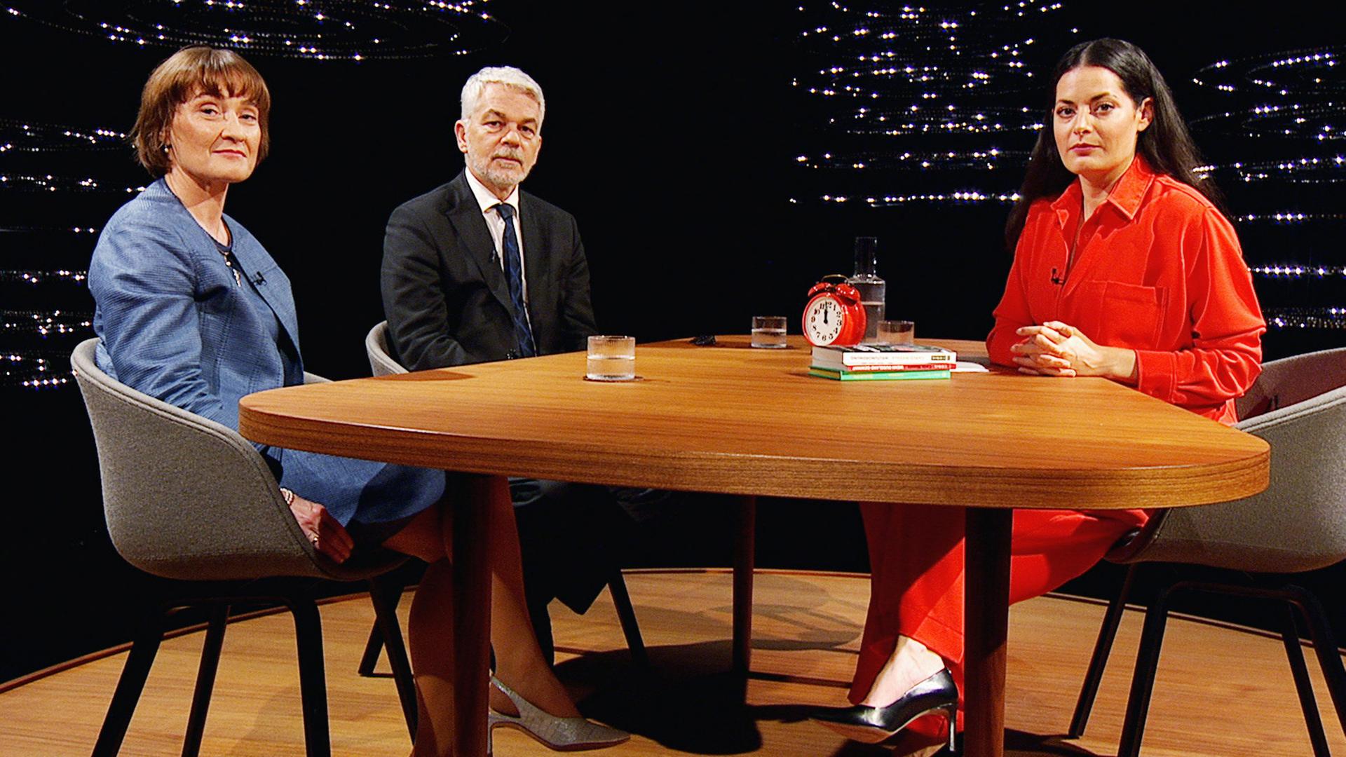 Pascale Baeriswyl, UNO-Botschafterin Schweiz, und Carlo Masala, Politikwissenschaftler mit Moderatorin Olivia Röllin