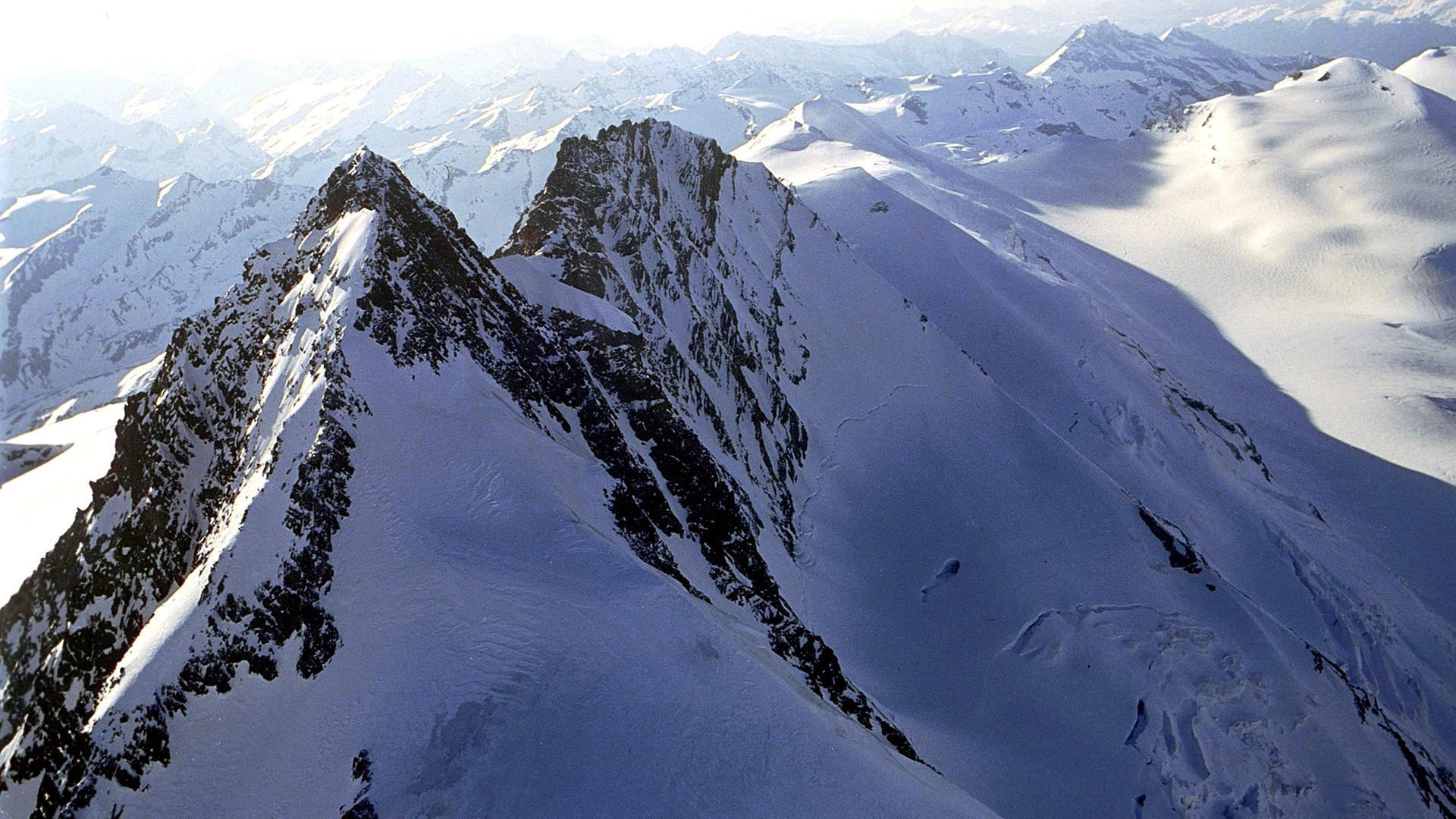 Der schneebedeckte Großglockner im Sonnenschein aus der Vogelperspektive 