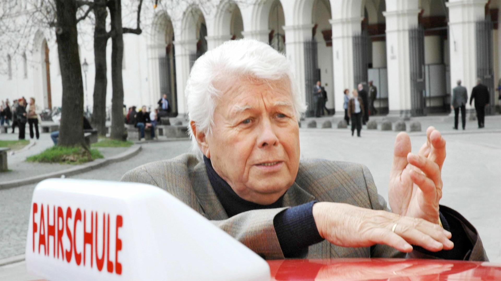 Vierzig Jahre hat Friedrich (Peter Weck) sich erfolgreich dagegen gewehrt, den Führerschein zu machen, doch nun hat es ihn erwischt