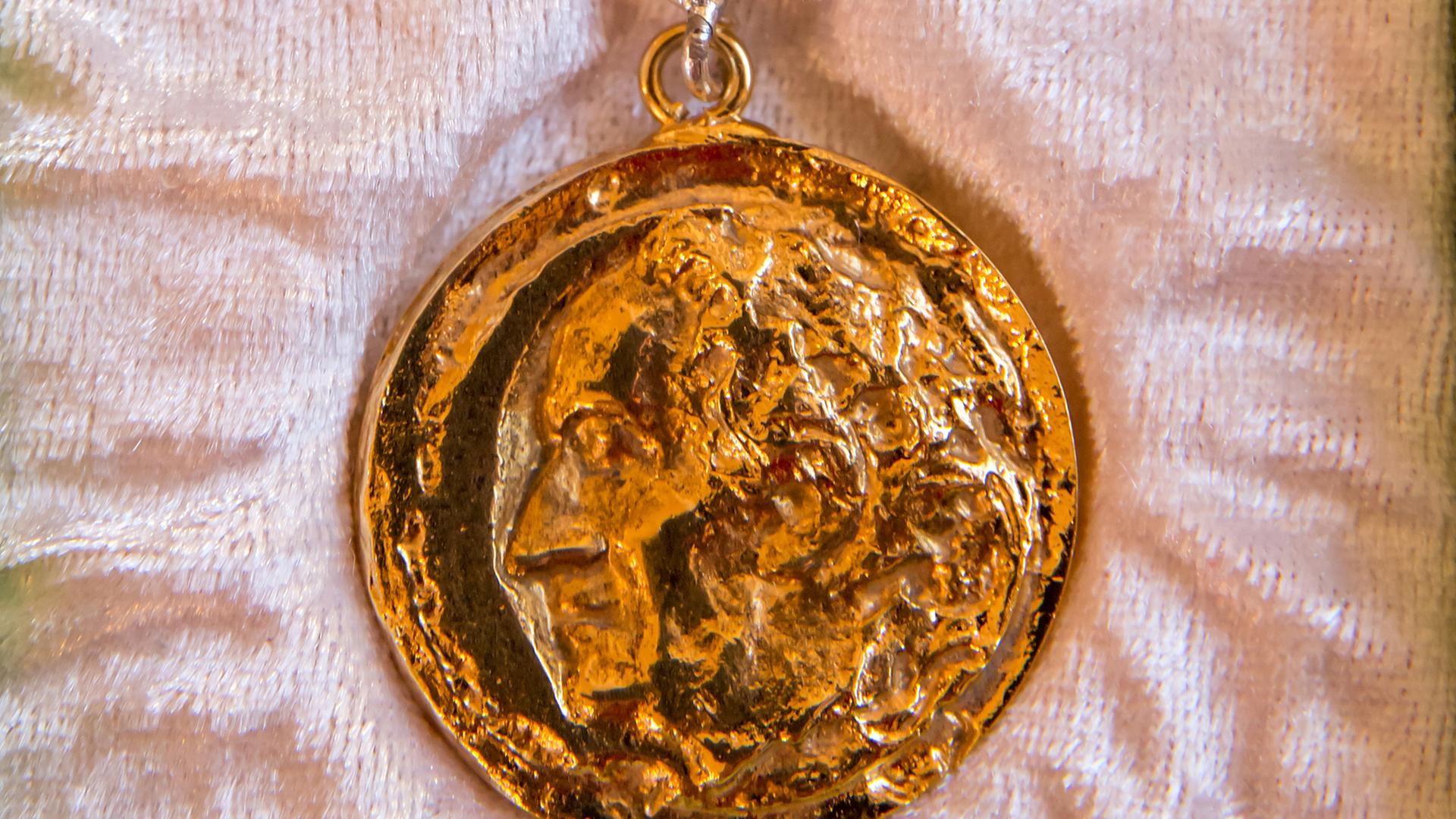 Goethe-Medaille auf rosanem Grund