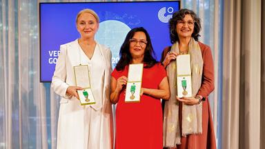 3 Damen mit Auszeichnungen