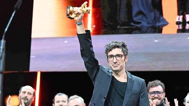 Der deutsche Filmregisseur Ilker Çatak hält den Goldenen Bären für den besten Film hoch, den er für seinen Film "Gelbe Briefe" während der Preisverleihung der 76. Berlinale erhalten hat.