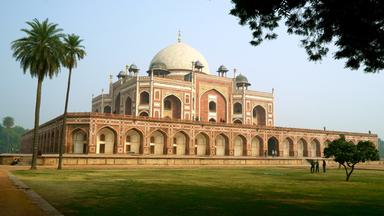 Außenaufnahme des imposanten des Grabmals des Mogulherrschers Humayun in Delhi. Das Gebäude mit seinem geometrisch angeordneten Garten, der im Vordergrund zu sehen ist, war Vorbild für das weltberühmte Taj Mahal
