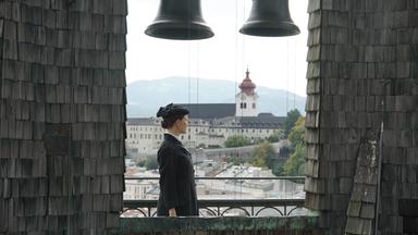 Eva Sekira verkörpert Maria Theresia Ledóchowska in einer historischen Filmszene.  