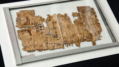 Das älteste handgeschriebene Dokument in Buchform, das einst Teil der dekorativen Umhüllung einer Mumie war, deshalb bekam es den Namen „Mumienbuch“. 