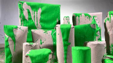 Über diverse Produktverpackungen läuft grüne Farbe.