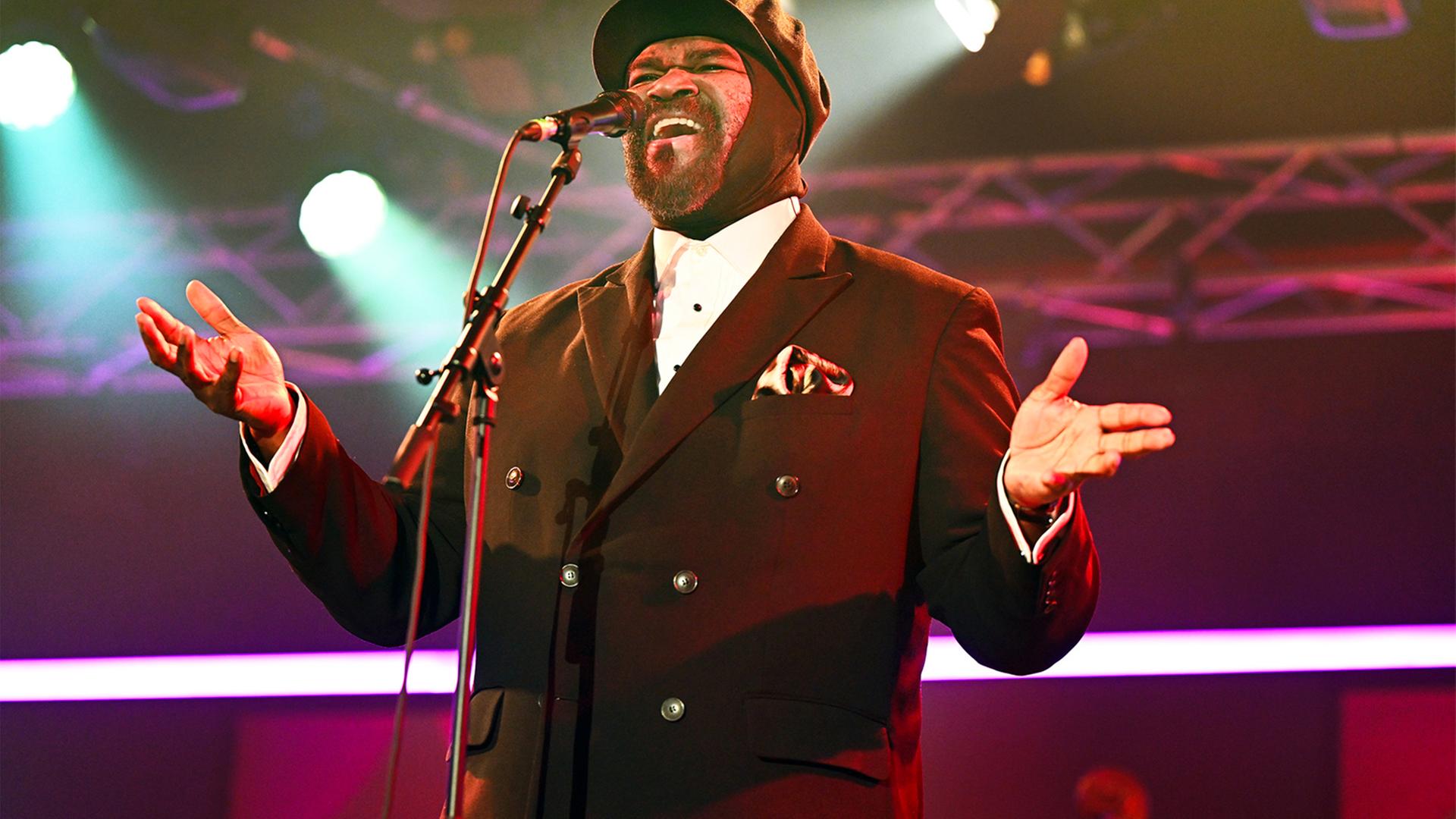 Ein Mann singt in ein Mikrofon.