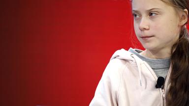 Schweiz, Davos: Greta Thunberg, Umweltaktivistin und Schülerin aus Schweden,  nimmt vor der Eröffnungssitzung des Weltwirtschaftsforums (WEF) ihren Platz ein. 