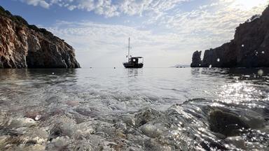 Ansicht eines Bootes in einer Bucht.