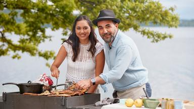 Adnan und Ivana vor einem großen Gewässer.