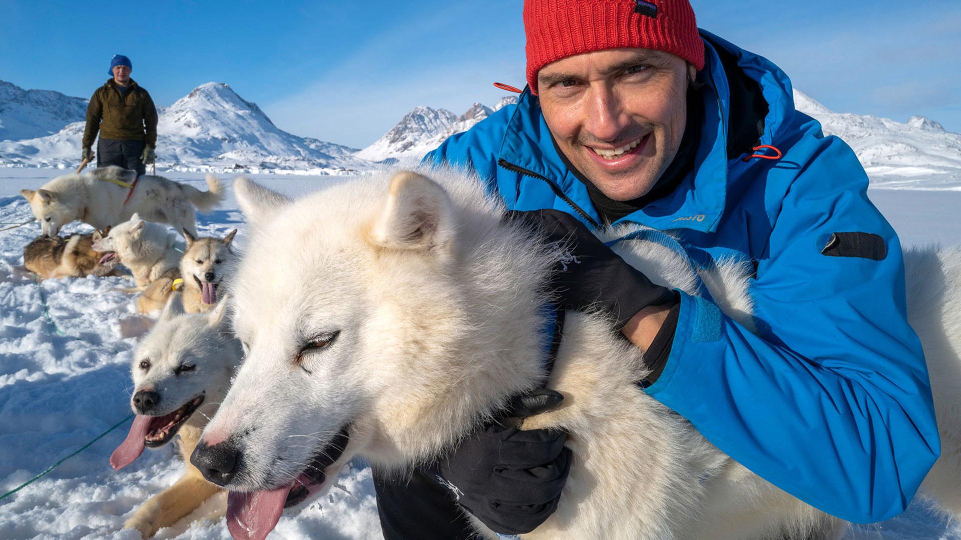 Mann mit Schlittenhund