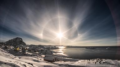 Eislandschaft in Grönland mit gleissender Sonne