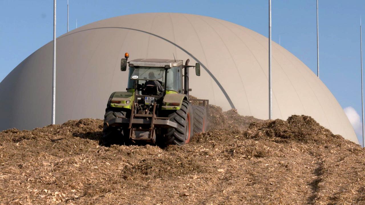 Kuppelbau hinter Traktor auf Kompost
