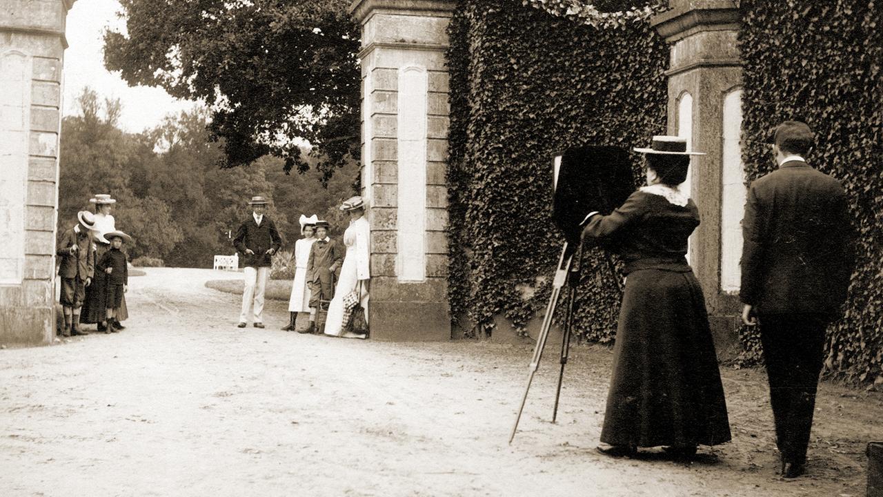 Historisches Foto einer gestellten Szene mit Kindern