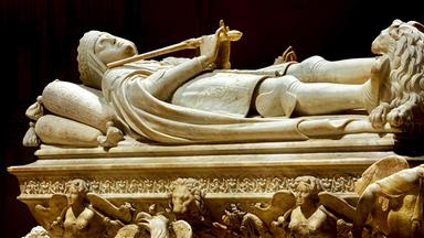 Ein steinerer Sarg mit einer liegenden Ritterskulptur darauf