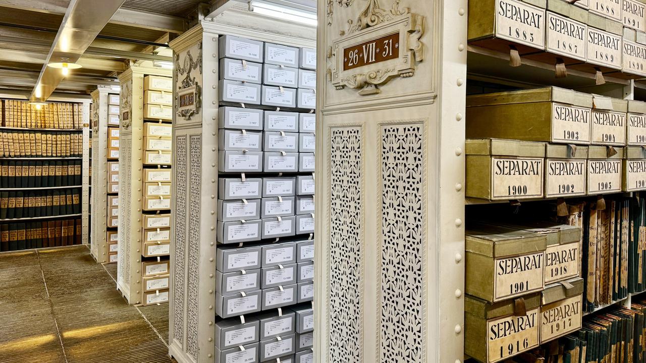 Viele Fächer und Kisten in Regalen in einem alten Archiv