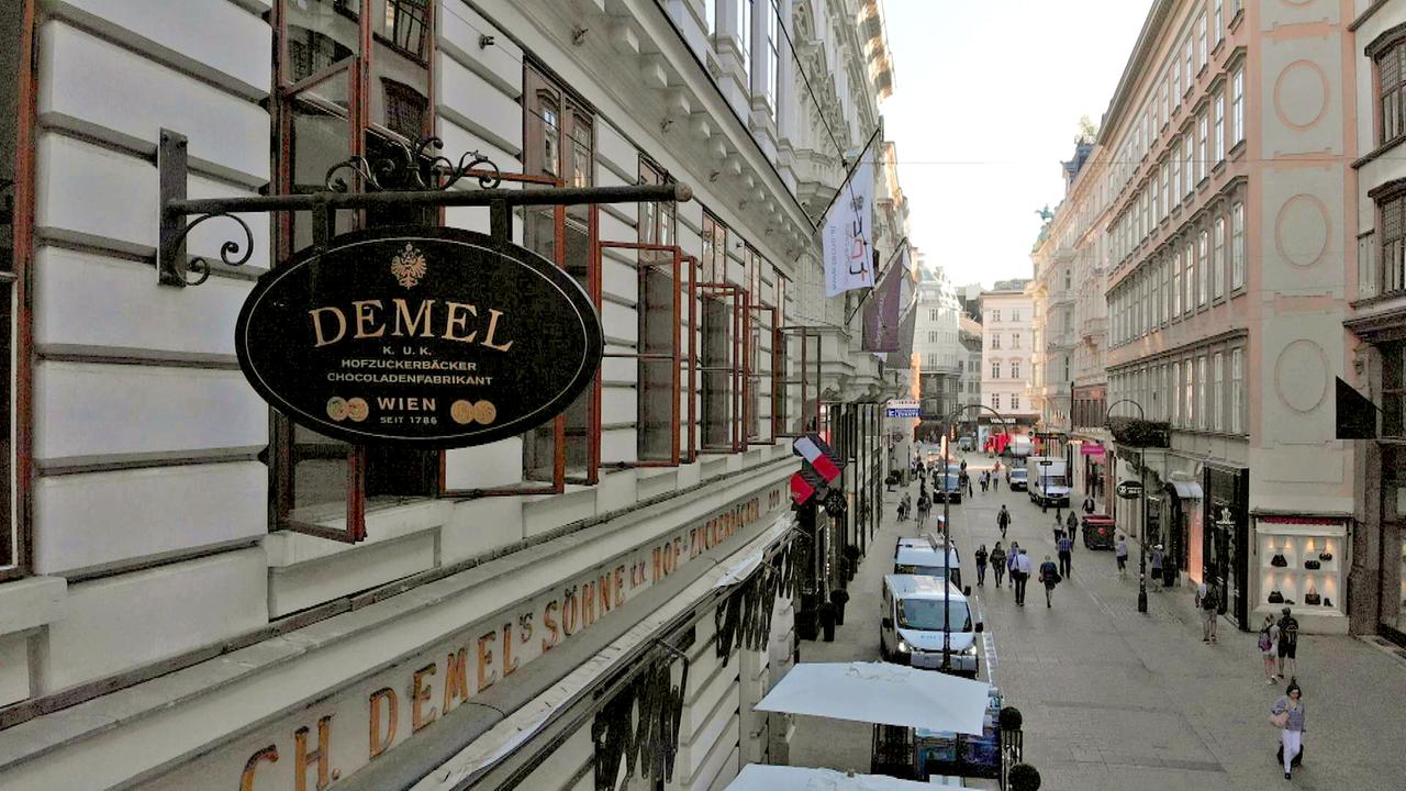 Straßenzug mit Metallschild im Vordergrund