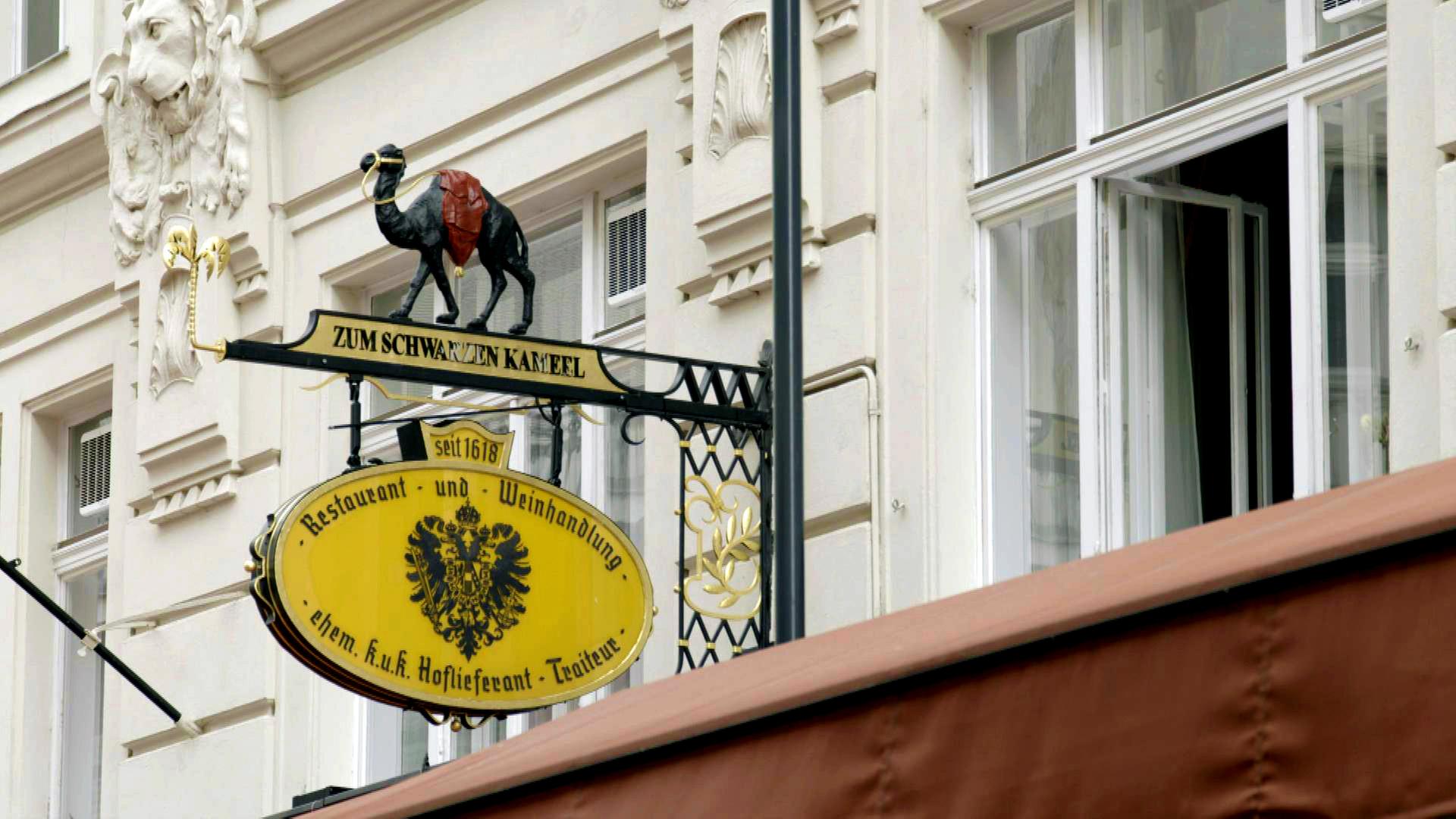 Hängeschild mit Metallfigur