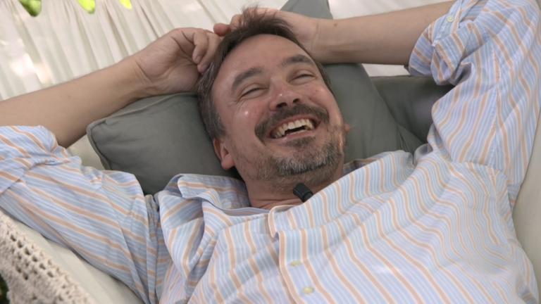 Händl Klaus lachend in Hängematte. 