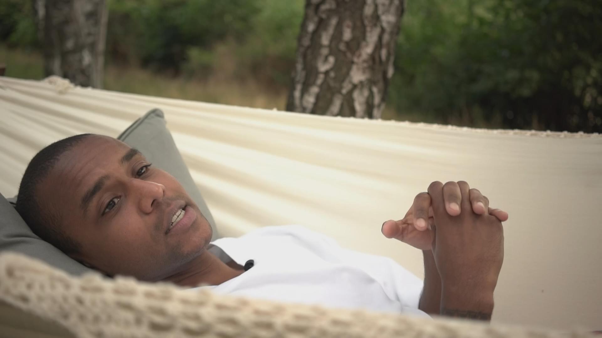 Tarik Tesfu in der Hängematte