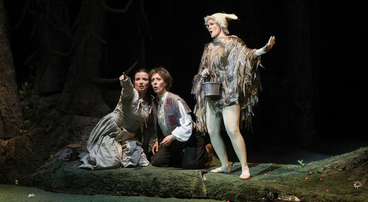 Drei märchenhaft verkleidetete Schauspielerinnen