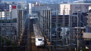 Die Trassen für die Shinkansen Hochgeschwindigkeitsstrecken ziehen sich die Häuserschluchten der Millionen Metropole Hakata/Fukuoka.