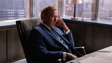 In manchen Momenten ist er der einsamste Mensch der Welt: Dag Hammarskjöld (Mikael Persbrandt) steht vor schwerwiegenden Entscheidungen und muss seine bisherigen Überzeugungen infrage stellen.