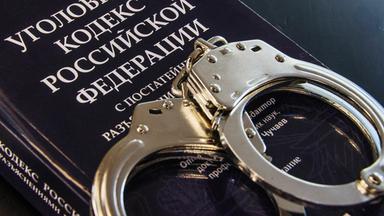 Handschellen auf russischem Gesetzbuch