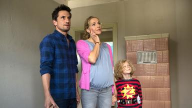 "Handwerker und andere Katastrophen“: Stefan (Oliver Mommsen), Silke (Tanja Wedhorn) und Jacob (Leopold Schill) blicken zugleich hoffnungsvoll und zweifelnd in dem noch kahlen Wohnzimmer Richtung Decke.