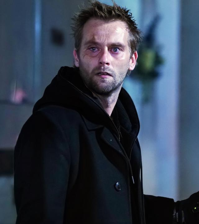 Der Killer (Joe Anderson) in Großaufnahme.