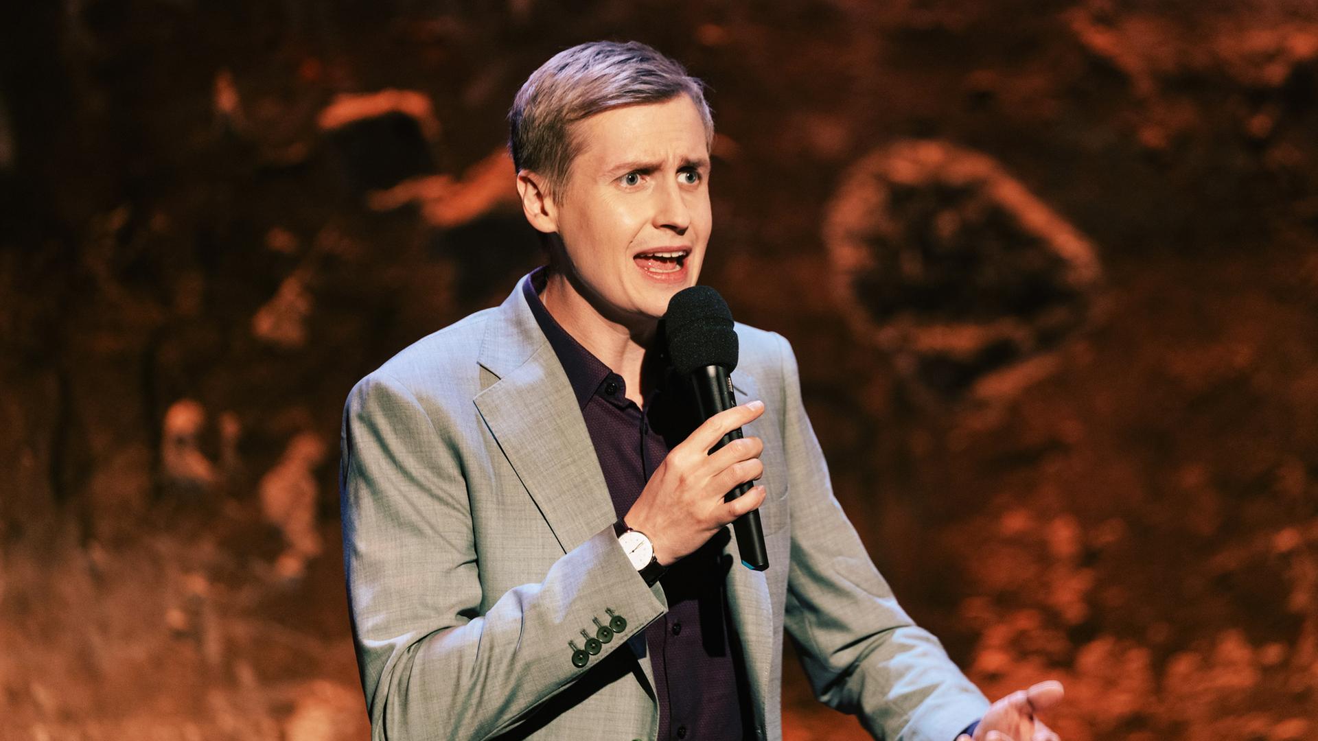 Zu sehen ist Till Reiners bei der Moderation der Happy Hour in der Berliner Kulturbrauerei