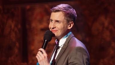 Das Bild zeigt Till Reiners bei der Moderation der Happy Hour.