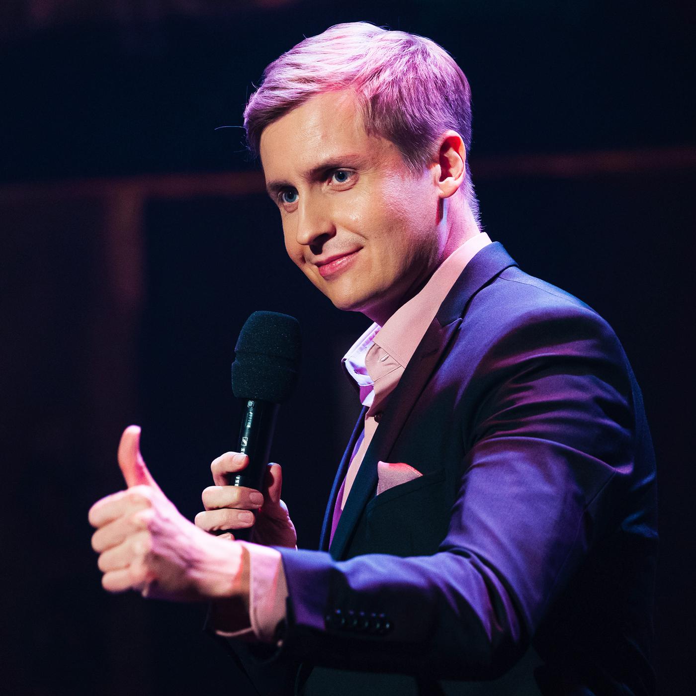 Das Bild zeigt Till Reiners bei der Moderation der Happy Hour.