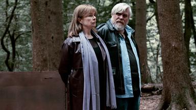 Koops (Aljoscha Stadelmann, re.) und die ehemalige Stasi-Agentin Inka Sassner (Lina Wendel) schmieden gemeinsam einen Plan.