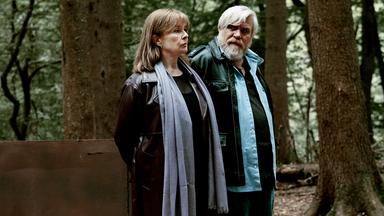 Koops (Aljoscha Stadelmann, re.) und die ehemalige Stasi-Agentin Inka Sassner (Lina Wendel) schmieden gemeinsam einen Plan.