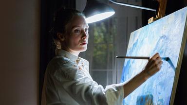 Eine Frau malt ein Gemälde