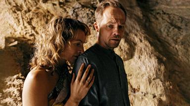 Eine Frau umarmt einen Mann von hinten.