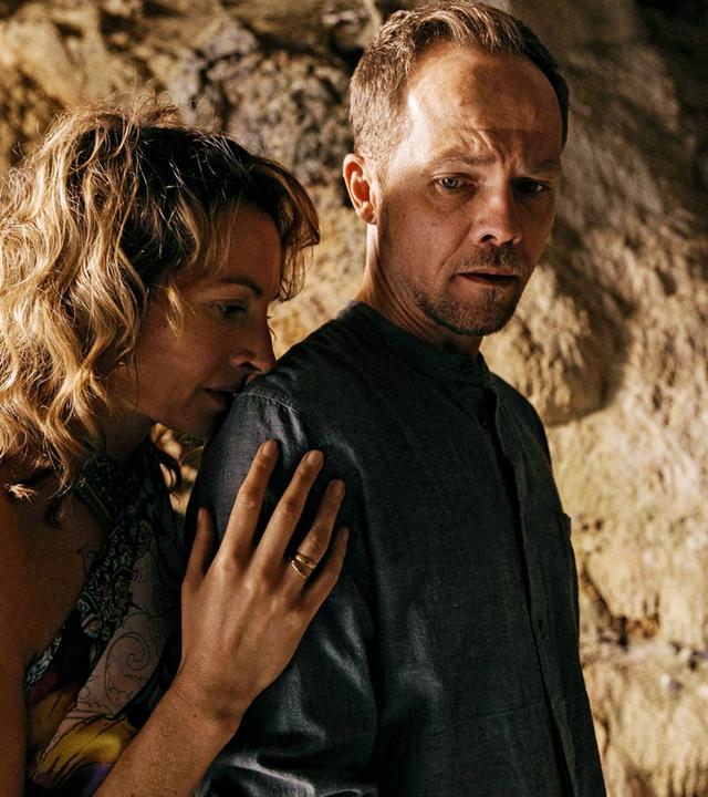 Eine Frau umarmt einen Mann von hinten.