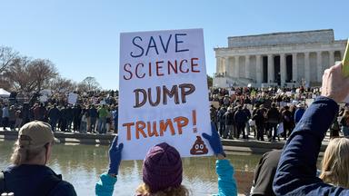 Wissenschaftler demonstrieren gegen Regierungspolitik